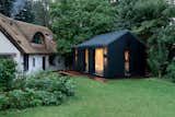 Gwen Vriesema found himself short on space when he began working from home during the pandemic, but he didn’t want to renovate his 1950s thatched cottage in Oosterbeek, the Netherlands. The solution? A tiny prefab dwelling from Swedish company Manta North that strikes a sharp contrast with his historic existing home.